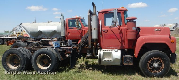 image for item FI9059 1984 Mack R686ST  semi truck