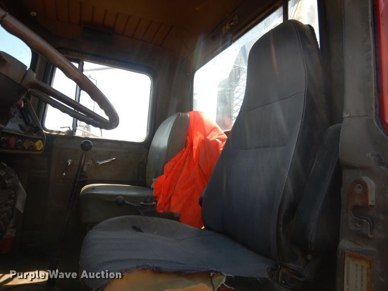 image for item FI9059 1984 Mack R686ST  semi truck