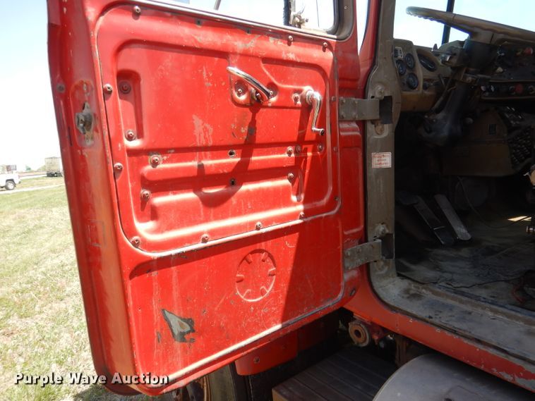 image for item FI9059 1984 Mack R686ST  semi truck