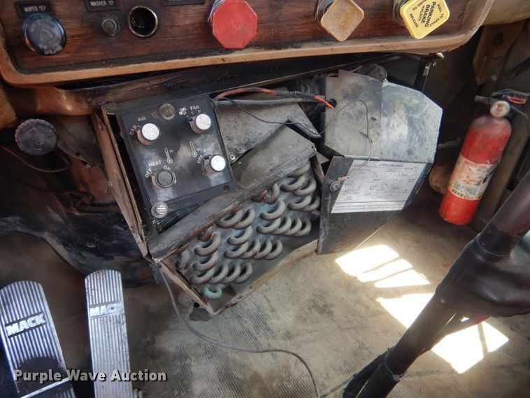 image for item FI9059 1984 Mack R686ST  semi truck