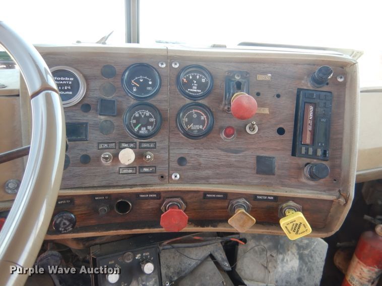 image for item FI9059 1984 Mack R686ST  semi truck