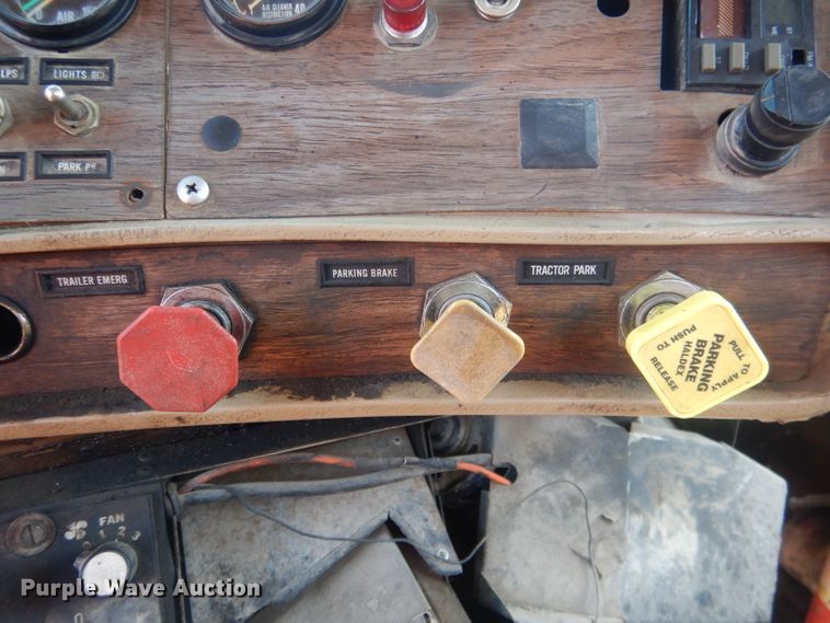 image for item FI9059 1984 Mack R686ST  semi truck