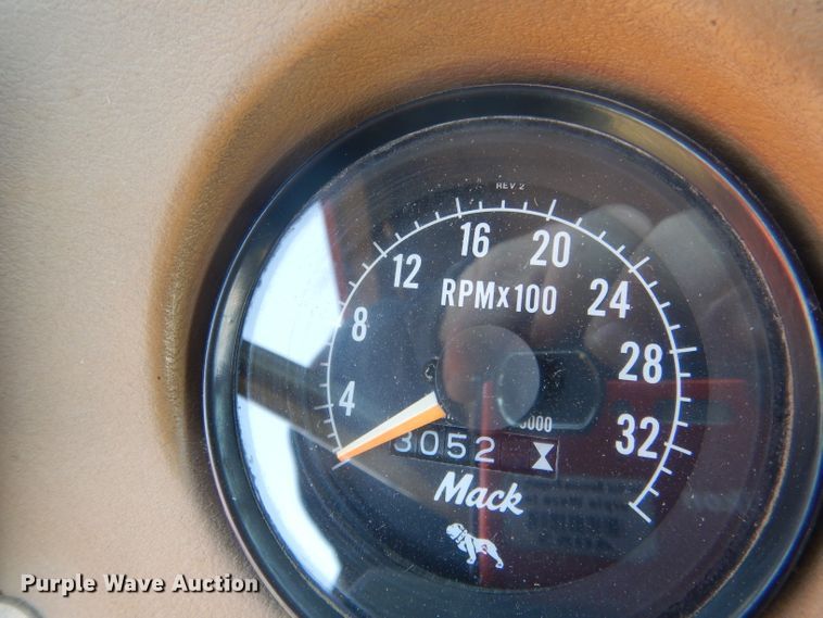 image for item FI9059 1984 Mack R686ST  semi truck