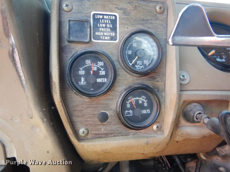image for item FI9059 1984 Mack R686ST  semi truck