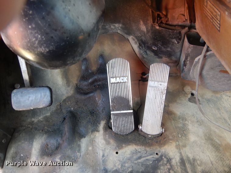 image for item FI9059 1984 Mack R686ST  semi truck