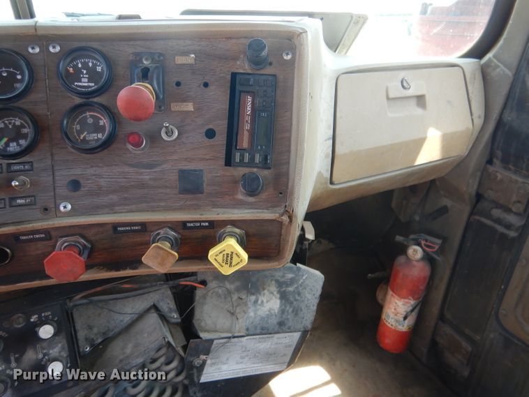 image for item FI9059 1984 Mack R686ST  semi truck