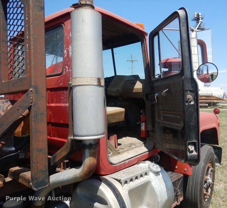 image for item FI9059 1984 Mack R686ST  semi truck