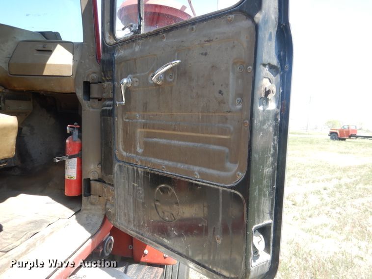 image for item FI9059 1984 Mack R686ST  semi truck