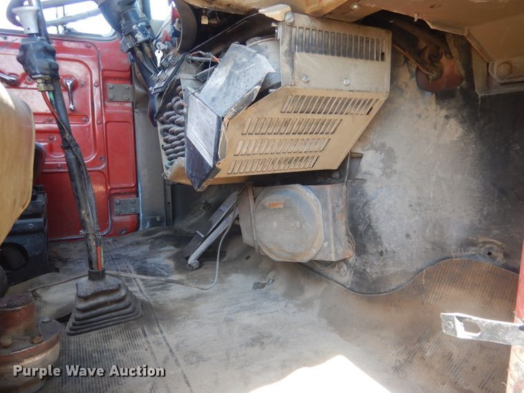 image for item FI9059 1984 Mack R686ST  semi truck