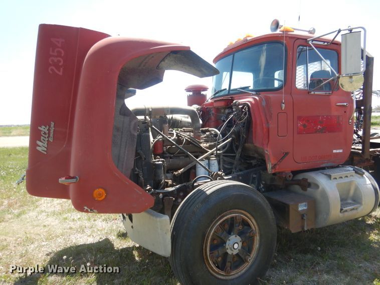 image for item FI9059 1984 Mack R686ST  semi truck