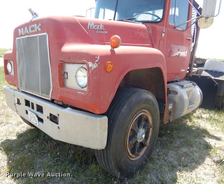 image for item FI9059 1984 Mack R686ST  semi truck