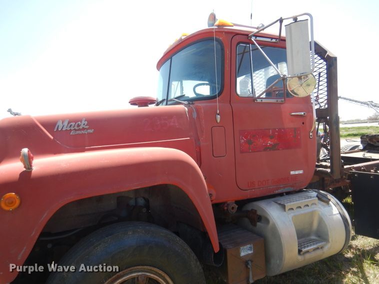 image for item FI9059 1984 Mack R686ST  semi truck