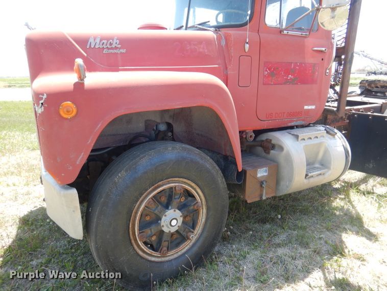 image for item FI9059 1984 Mack R686ST  semi truck