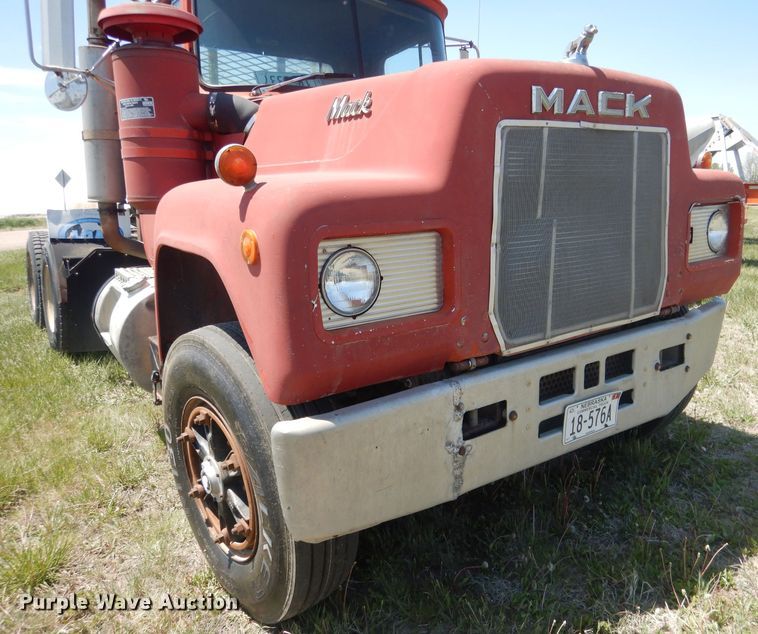 image for item FI9059 1984 Mack R686ST  semi truck