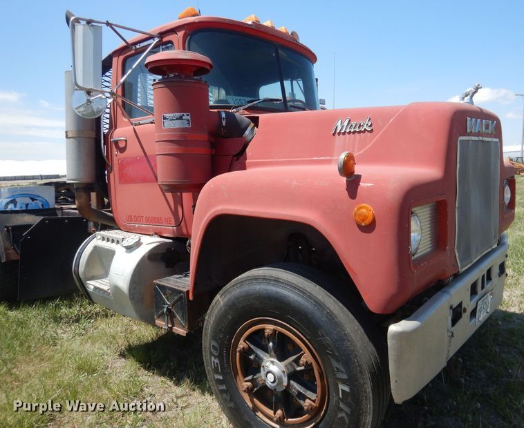 image for item FI9059 1984 Mack R686ST  semi truck
