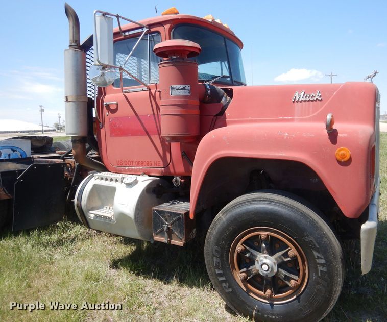 image for item FI9059 1984 Mack R686ST  semi truck