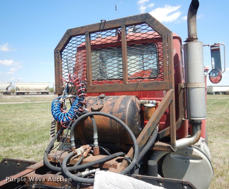 image for item FI9059 1984 Mack R686ST  semi truck