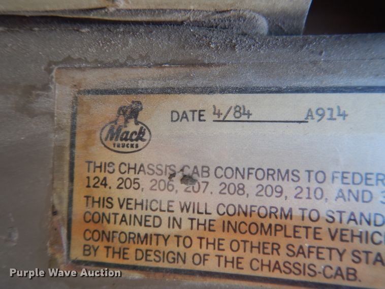 image for item FI9059 1984 Mack R686ST  semi truck