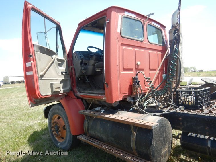 image for item FI9060 1997 Ford Louisville LT9513  semi truck