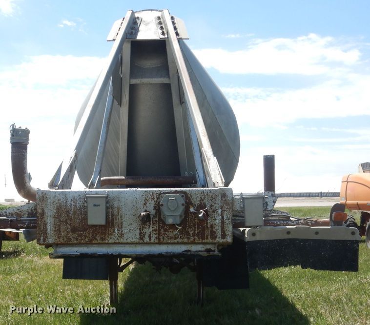 image for item FI9062 1981 Freuhauf HAB-F3-J-985  pneumatic dry bulk trailer