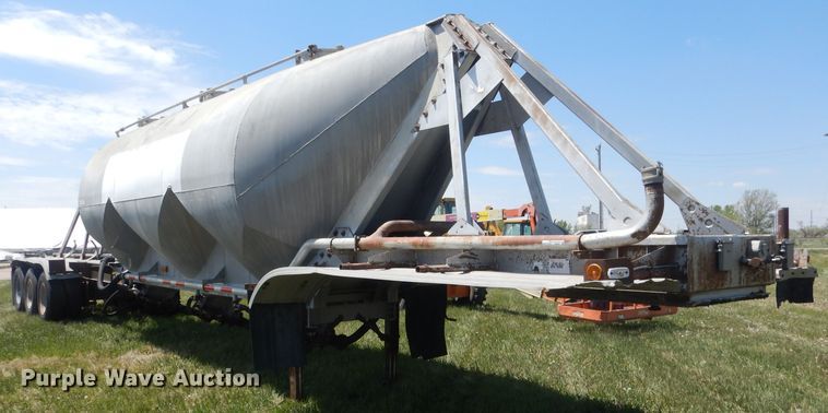 image for item FI9062 1981 Freuhauf HAB-F3-J-985  pneumatic dry bulk trailer