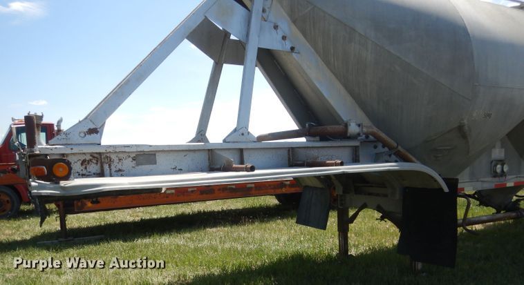 image for item FI9062 1981 Freuhauf HAB-F3-J-985  pneumatic dry bulk trailer