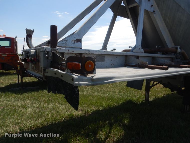 image for item FI9062 1981 Freuhauf HAB-F3-J-985  pneumatic dry bulk trailer