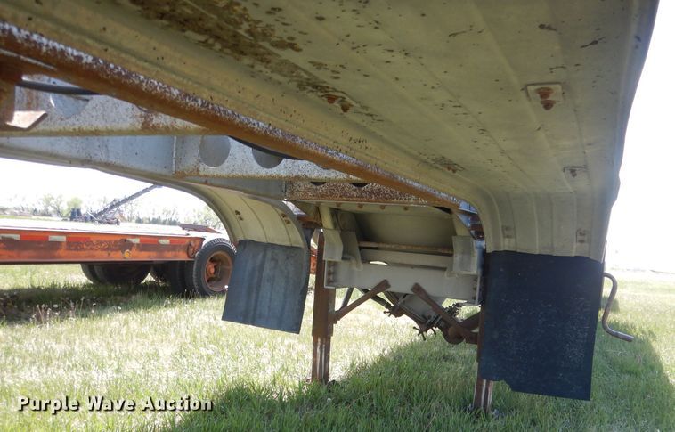 image for item FI9062 1981 Freuhauf HAB-F3-J-985  pneumatic dry bulk trailer