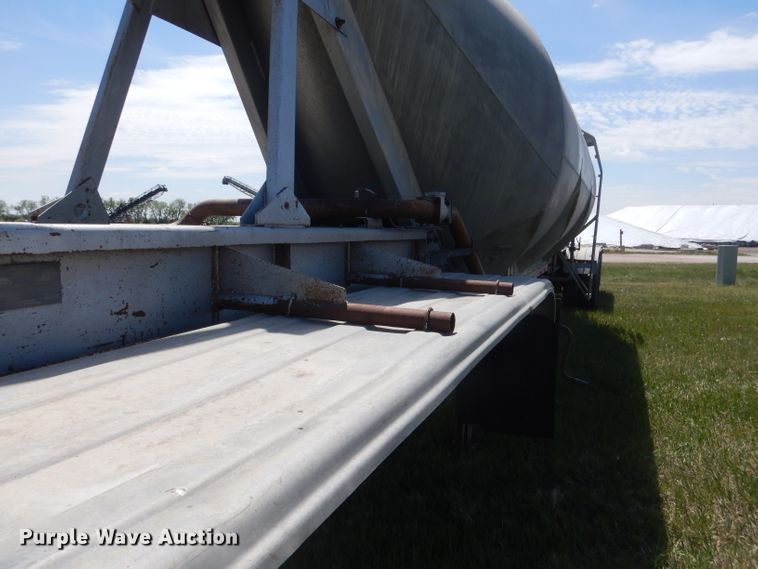 image for item FI9062 1981 Freuhauf HAB-F3-J-985  pneumatic dry bulk trailer