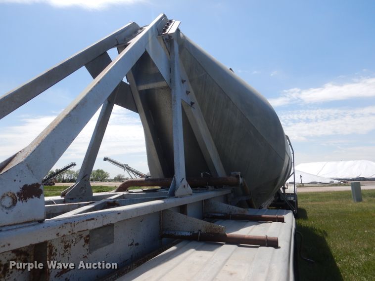 image for item FI9062 1981 Freuhauf HAB-F3-J-985  pneumatic dry bulk trailer