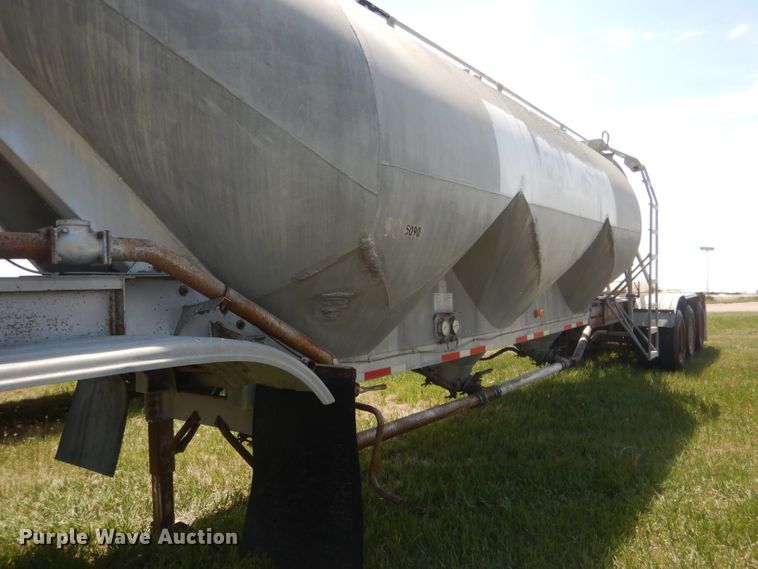 image for item FI9062 1981 Freuhauf HAB-F3-J-985  pneumatic dry bulk trailer