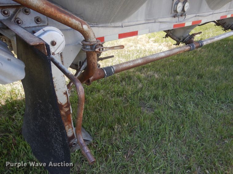 image for item FI9062 1981 Freuhauf HAB-F3-J-985  pneumatic dry bulk trailer