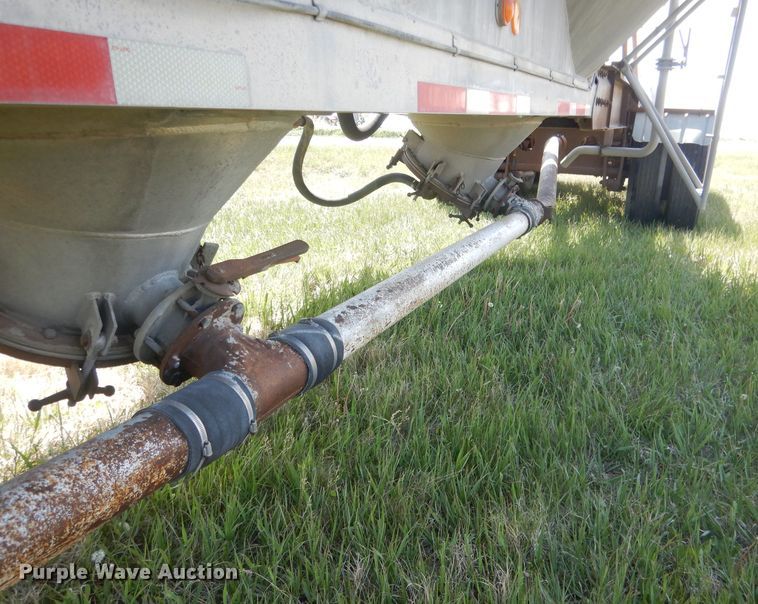 image for item FI9062 1981 Freuhauf HAB-F3-J-985  pneumatic dry bulk trailer