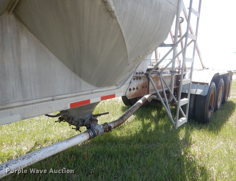 image for item FI9062 1981 Freuhauf HAB-F3-J-985  pneumatic dry bulk trailer