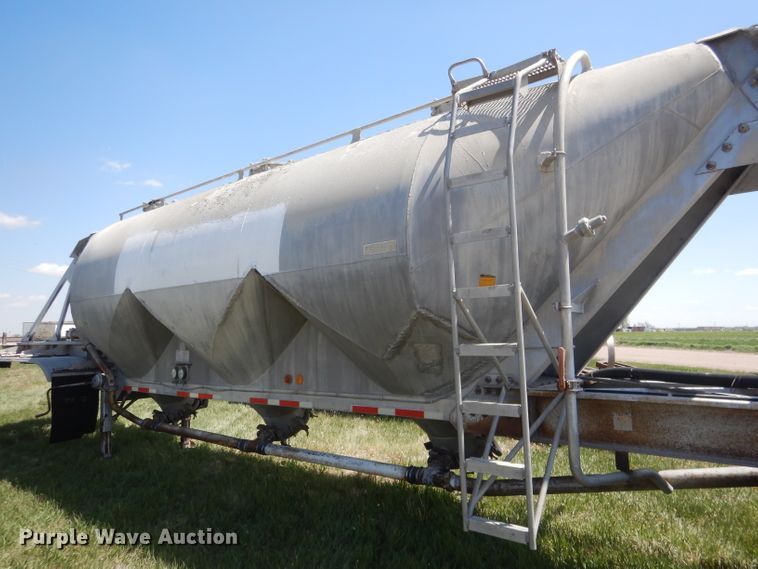 image for item FI9062 1981 Freuhauf HAB-F3-J-985  pneumatic dry bulk trailer