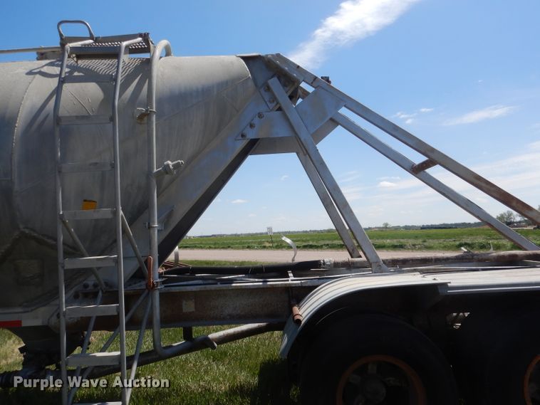 image for item FI9062 1981 Freuhauf HAB-F3-J-985  pneumatic dry bulk trailer