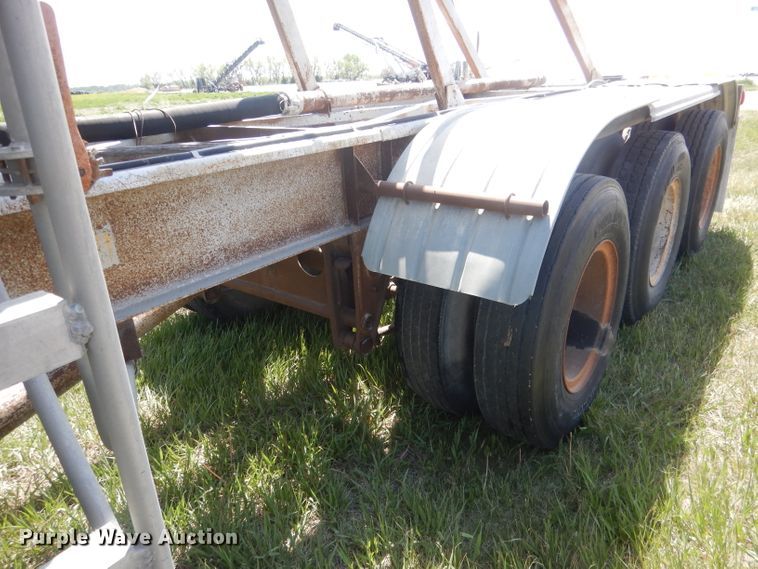 image for item FI9062 1981 Freuhauf HAB-F3-J-985  pneumatic dry bulk trailer
