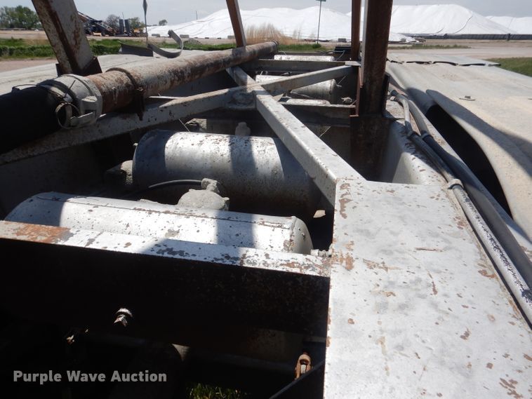 image for item FI9062 1981 Freuhauf HAB-F3-J-985  pneumatic dry bulk trailer