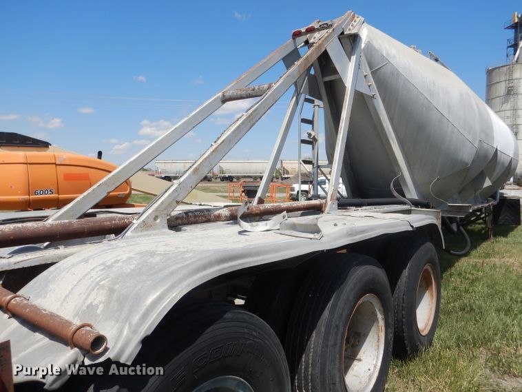 image for item FI9062 1981 Freuhauf HAB-F3-J-985  pneumatic dry bulk trailer