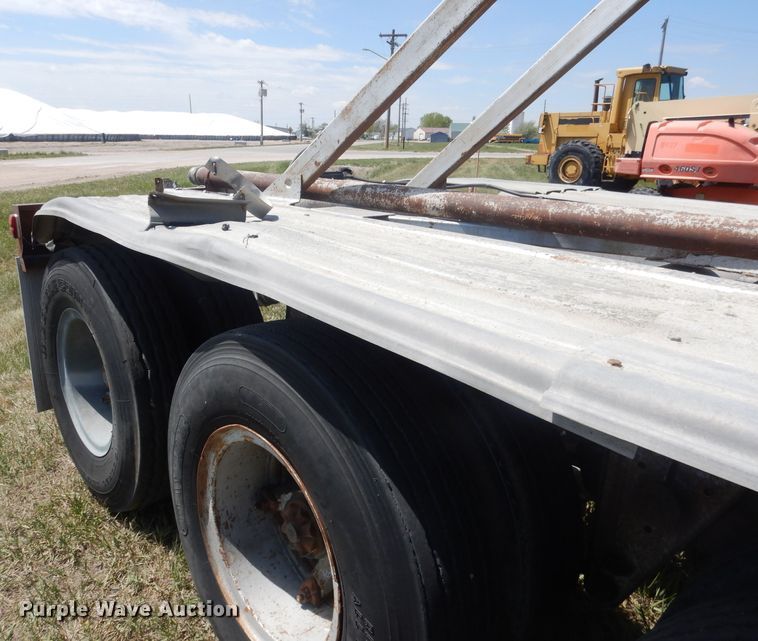 image for item FI9062 1981 Freuhauf HAB-F3-J-985  pneumatic dry bulk trailer