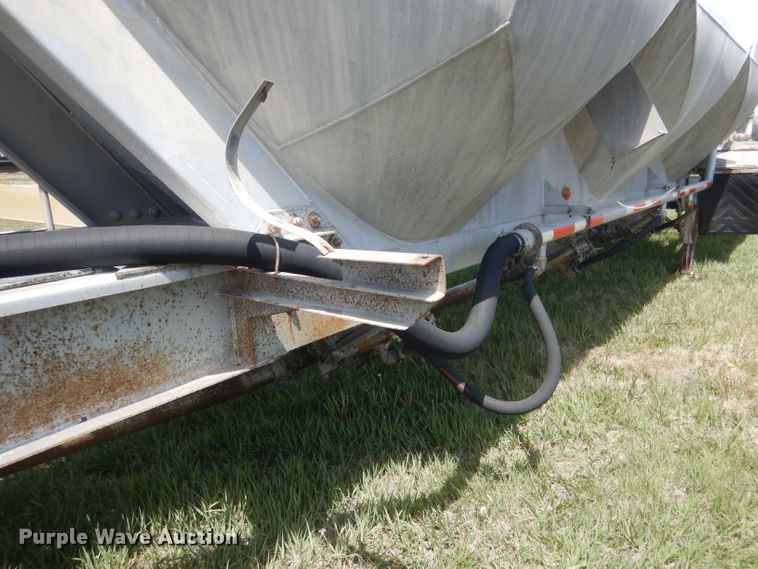 image for item FI9062 1981 Freuhauf HAB-F3-J-985  pneumatic dry bulk trailer