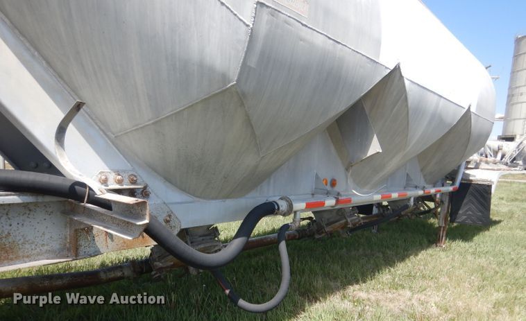 image for item FI9062 1981 Freuhauf HAB-F3-J-985  pneumatic dry bulk trailer