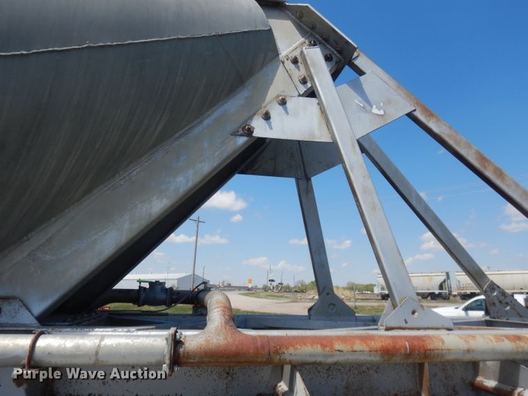 image for item FI9062 1981 Freuhauf HAB-F3-J-985  pneumatic dry bulk trailer