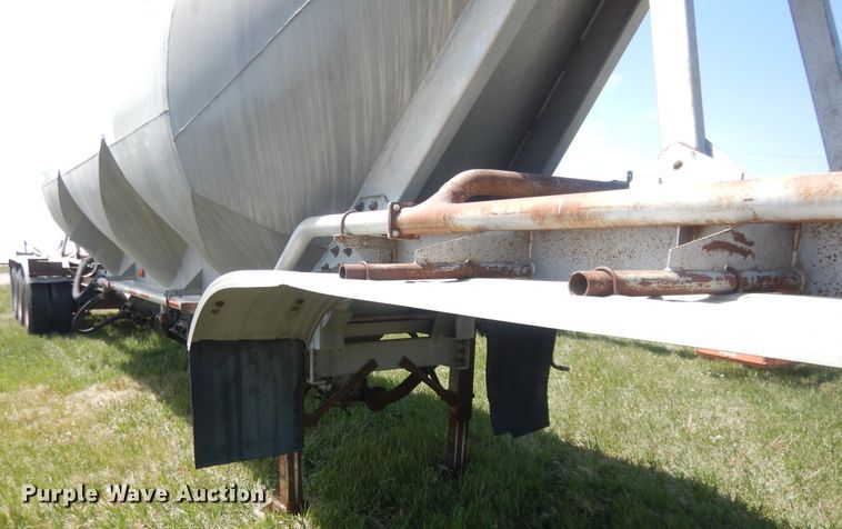 image for item FI9062 1981 Freuhauf HAB-F3-J-985  pneumatic dry bulk trailer