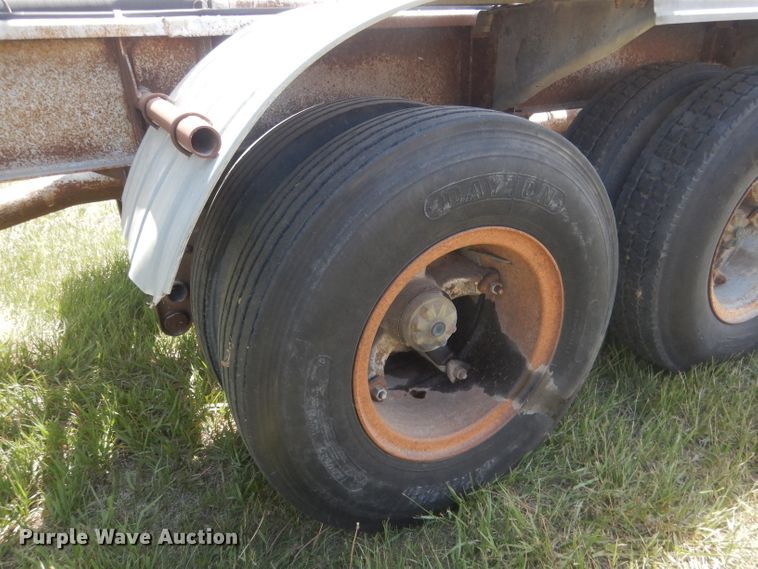 image for item FI9062 1981 Freuhauf HAB-F3-J-985  pneumatic dry bulk trailer