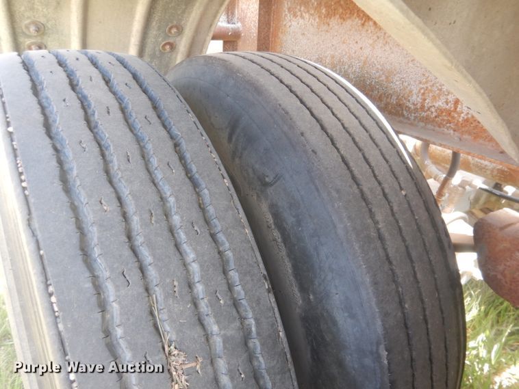 image for item FI9062 1981 Freuhauf HAB-F3-J-985  pneumatic dry bulk trailer