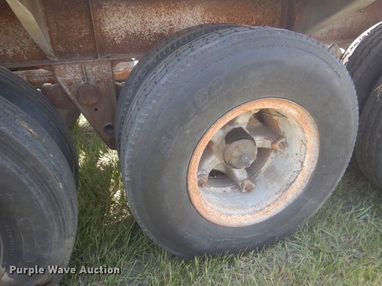 image for item FI9062 1981 Freuhauf HAB-F3-J-985  pneumatic dry bulk trailer