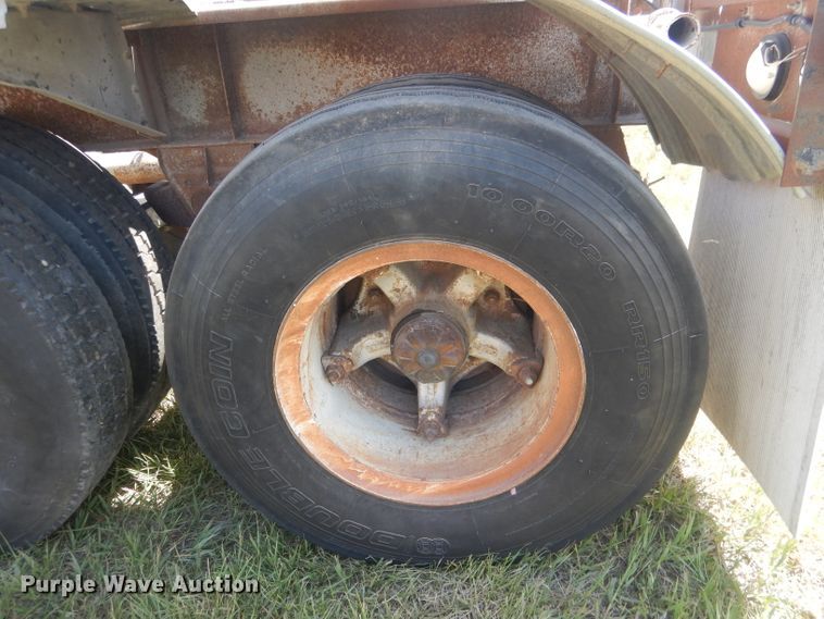 image for item FI9062 1981 Freuhauf HAB-F3-J-985  pneumatic dry bulk trailer