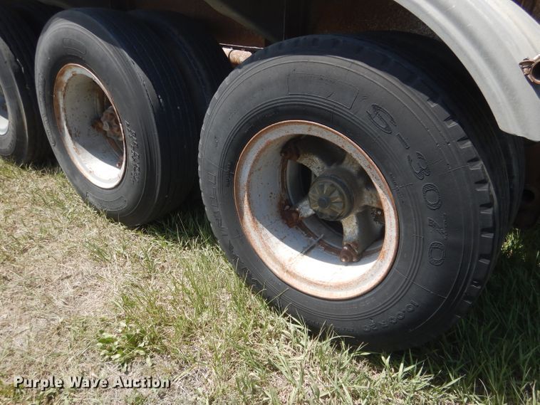 image for item FI9062 1981 Freuhauf HAB-F3-J-985  pneumatic dry bulk trailer