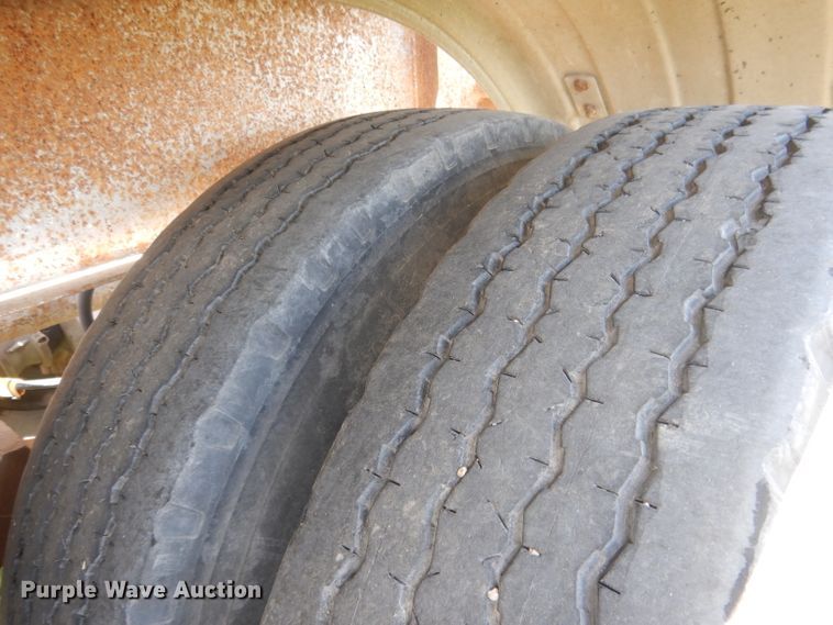 image for item FI9062 1981 Freuhauf HAB-F3-J-985  pneumatic dry bulk trailer